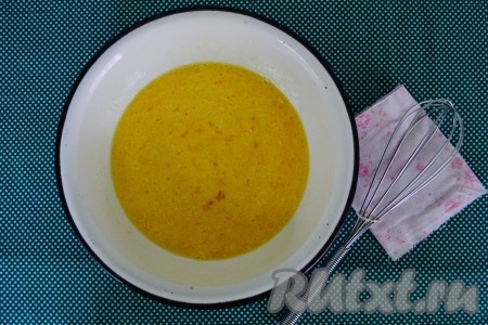 С помощью венчика взбить массу до однородности.
