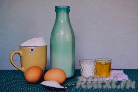 Подготовить необходимые ингредиенты для приготовления блинов из прокисшего молока.