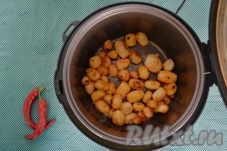 Картофель обжарить до румяной, хрустящей корочки. Время приготовления зависит от сорта картофеля и толщины кусочков картофеля. В любом случае следите, чтобы бока не подгорели, а зарумянились. Часто помешивать картофель не нужно, так как он распадется и уж точно хрустеть не будет.
