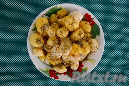 По вкусу добавить к картошке соль и прованские травы, тщательно перемешать.
