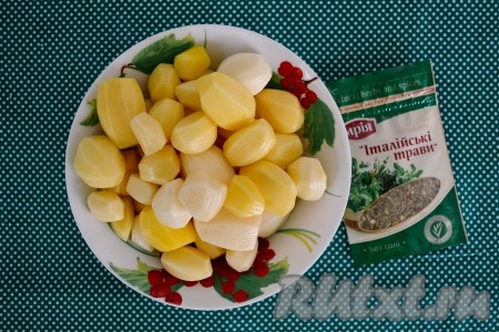 Картошку очистить и вымыть. Если используете крупный картофель, его нужно разрезать дольками или кружочками, а затем еще раз тщательно ополоснуть в холодной воде, чтобы смыть излишек крахмала. Выложить картошку на тканевую салфетку, чтобы ушла лишняя влага, иначе картофель с хрустящей корочкой не получится.