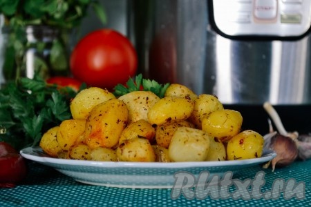 Ароматный,&nbsp;с хрустящей корочкой картофель переложить из чаши мультиварки на блюдо и сразу же подать к столу.