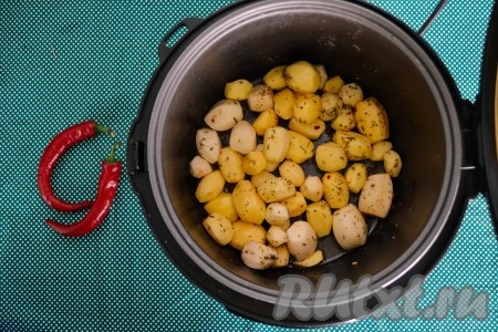 Включить мультиварку на функцию "Жарка" на 30 минут, через минуту влить растительное масло и еще через минуту выложить в чашу картофель.
