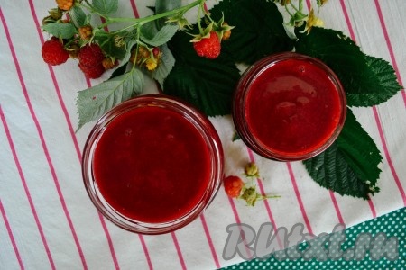 Этот ароматный, вкусный, яркий малиновый соус станет отличным дополнением к сырникам, блинам, оладушкам, чизкейкам, мороженому и многим другим десертам. 