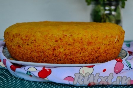 Когда мультиварка закончит приготовление, достать чашу с кексом и аккуратно перевернуть верх дном. Оставить в таком положении до полного остывания.
