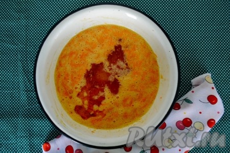 Затем влить растительное масло.
