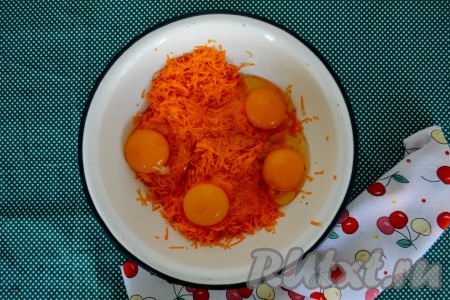 Вбить к моркови куриные яйца. 