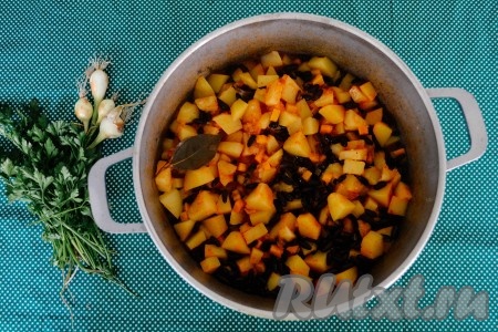 Аккуратно перемешать картофель с фасолью, закрыть крышкой и продолжить тушить еще 10 минут.
