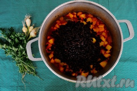 Как только фасоль сварится, необходимо слить воду, а саму фасоль всыпать к готовому картофелю.
