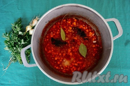 Периодически помешивая, потушить овощи еще 2-3 минуты на слабом огне. Затем всыпать соль, черный молотый перец, добавить лавровые листики и, по желанию, несколько колечек острого перца.
