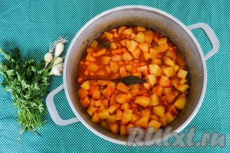 Время тушения будет зависеть от сорта картошки. У меня ушло на это 35 минут. Картофель стал мягким, рассыпался при легком прикосновении ложки.
