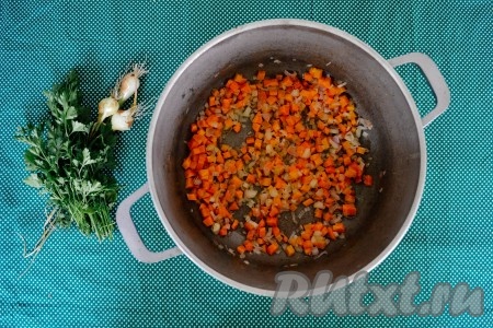 Лук и морковь очистить, нарезать мелкими кубиками. В казан или толстостенную кастрюлю влить растительное масло, включить огонь, а через минутку всыпать нарезанные лук и морковку. Обжарить 2-3 минуты на слабом огне, иногда помешивая.
