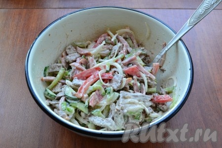 Добавить в салат немного майонеза и аккуратно перемешать.