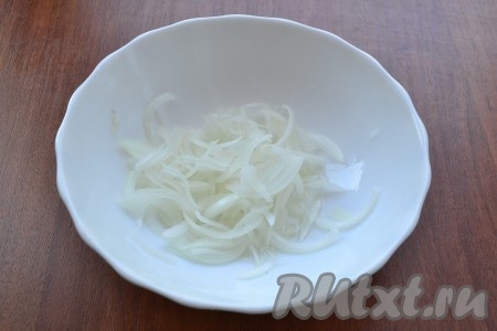 Лук нарезать тонкими полукольцами или перьями. К нарезанному луку добавить уксус, сахар, соль, воду и оставить мариноваться на 20-25 минут. 