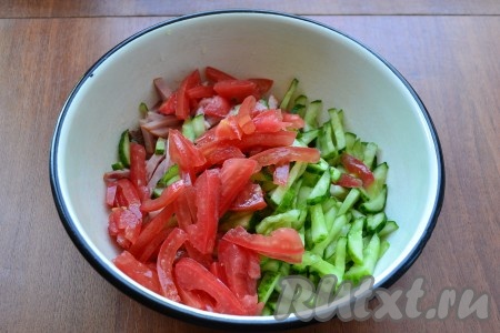 Огурцы отжать от жидкости и добавить к мясу и ветчине. Помидоры разрезать на 2 половинки, удалить мякоть и нарезать соломкой. Добавить помидоры к остальным нарезанным продуктам.
