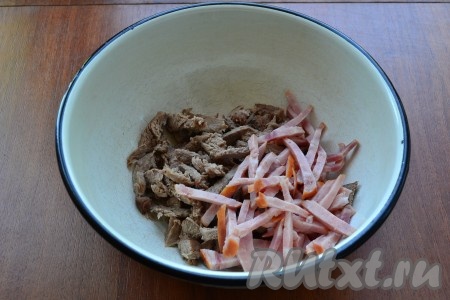 Отварную говядину нарезать тонкими брусочками. Добавить также нарезанную ветчину.