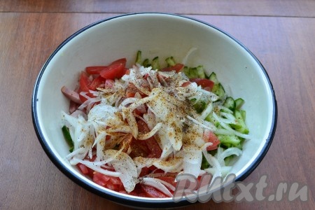 Лук отжать и добавить в салат вместе с перцем и солью.