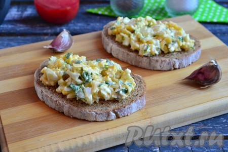 Сырный салат с яйцом и чесноком