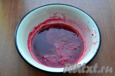 В малиновое пюре добавить соевый соус, соль, молотые красный и черный перцы, перемешать. Поместить соус из малины на медленный огонь и проварить его 5-7 минут. В конце варки добавить немного яблочного уксуса.
