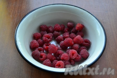 Малину поместить в миску или сотейник.