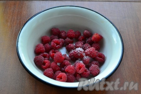 Всыпать к ягодам сахар и оставить минут на 15.
