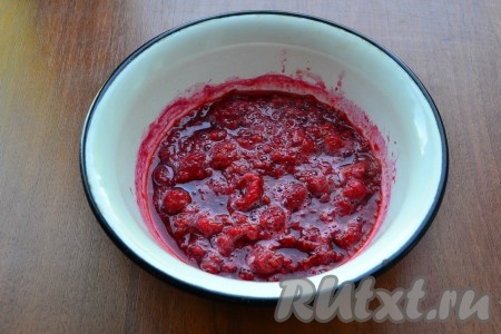 По истечении времени поставить малину с сахаром на плиту и проварить на медленном огне 5-7 минут, пока она не пустит сок и не размякнет, иногда перемешивая.
