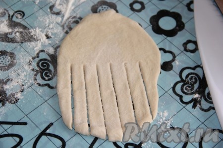 Сделать разрезы с помощью ножа, как показано на фото.
