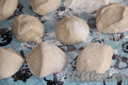 Отдохнувшее тесто слегка обмять и разделить на небольшие кусочки.
