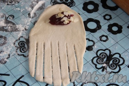 Выложить 1 чайную ложку джема. Я еще добавила в начинку к джему миндальные кранчи, но можно обойтись и без них.
