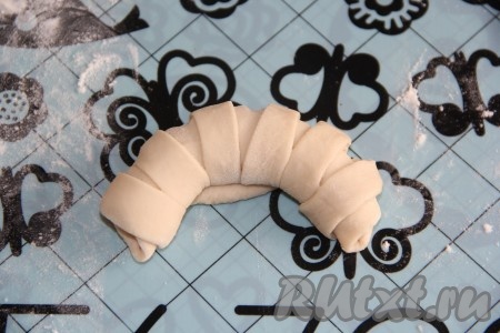 Аккуратно завернуть джем в тесто в виде рогалика.
