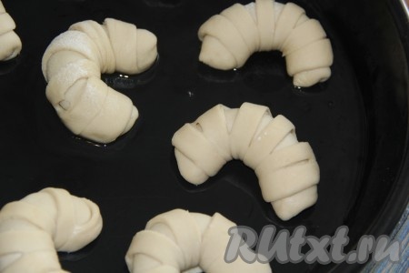 Смазать противень растительным маслом и выложить пирожки не очень плотно к друг другу. Оставить на 30 минут, а затем поставить противень в разогретую до 200 градусов духовку. Выпекать дрожжевые пирожки с начинкой, примерно, 25-30 минут.
