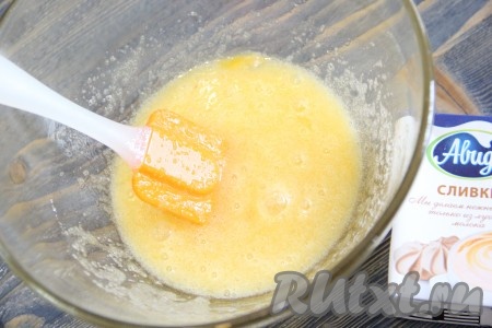  С помощью лопатки перемешать сахар с яйцом.