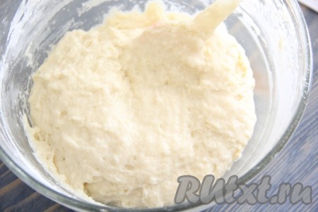 Тесто должно получиться однородным, не жидким, липким и комковатым, как на фото. Добавляя частями муку, ориентируйтесь на консистенцию замешиваемого кокосового теста, а не на количество муки.