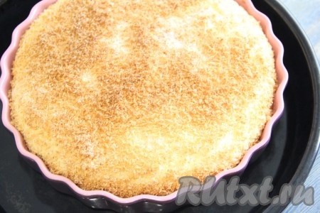 По окончании выпечки пирог покроется красивой золотистой корочкой. Готовность проверить сухой зубочисткой.