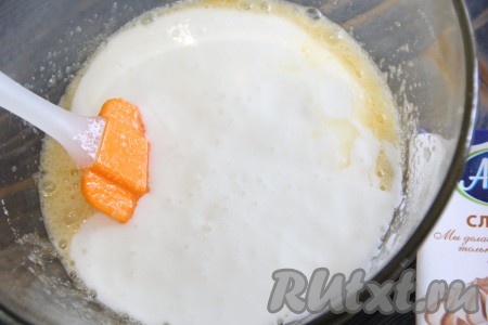 Затем влить кефир.