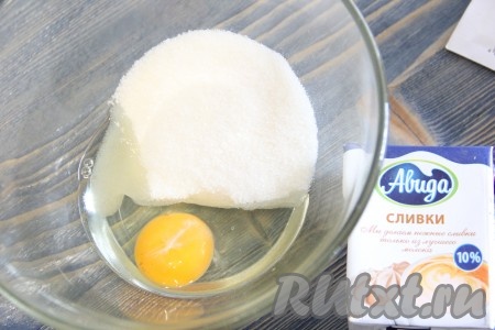 В миску насыпать сахар и добавить яйцо.