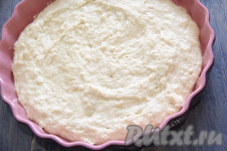 Выложить приготовленное тесто в форму для выпечки, смазанную растительным маслом, и разровнять.
