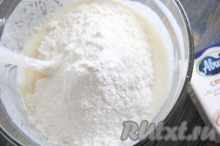 Затем всыпать разрыхлитель, частями добавить муку, каждый раз вмешивая её до однородности.
