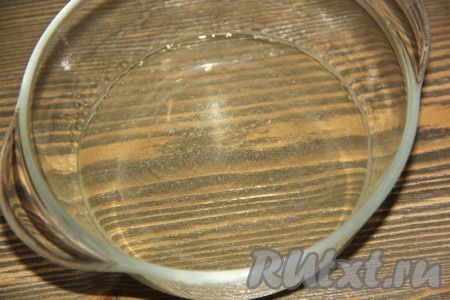 Желатин прогреть до полного растворения в микроволновой печи на максимальной мощности в течение 1-2 минут, не забывая доставать его каждые секунд 30 из микроволновки и перемешивать (можно прогреть желатин на водяной бане или на среднем огне, непрерывно помешивая и не доводя до кипения).
