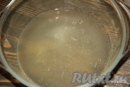 Желатин залить 100 мл холодной воды и оставить на 15 минут для набухания.
