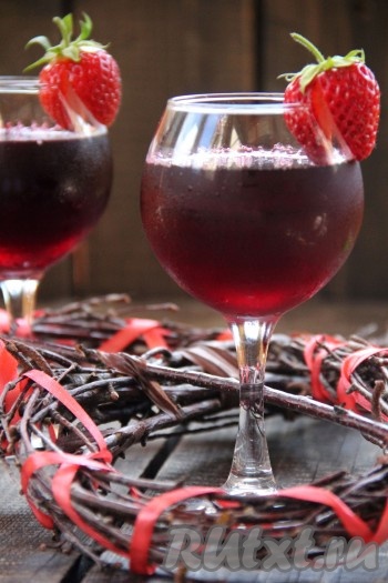 Вот такая красота получилась! Очень вкусное и освежающее желе, приготовленное из чая каркаде с добавлением желатина, несомненно порадует вас своей приятной прохладой.
