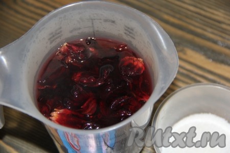 Цветки каркаде залить 400 мл кипятка и оставить на 15 минут.
