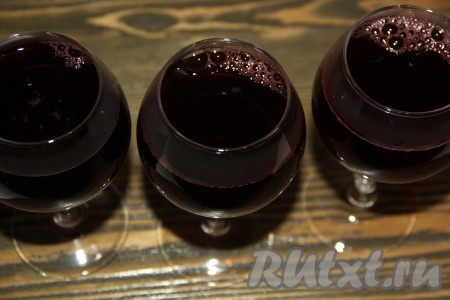 Разлить чай каркаде с желатином по фужерам или креманкам. Поставить желе в холодильник до полного застывания.&nbsp;
