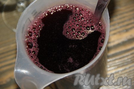 Влить желатин в тёплый чай и хорошо перемешать.
