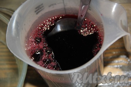 В процеженный чай добавить сахар и хорошо перемешать (до полного растворения сахара).&nbsp;
