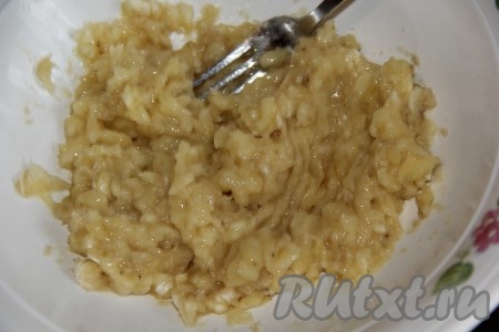 Бананы очистить и размять вилкой в пюре.