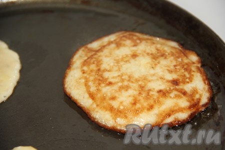 Выпекать оладьи на среднем огне с двух сторон до золотистого цвета.
