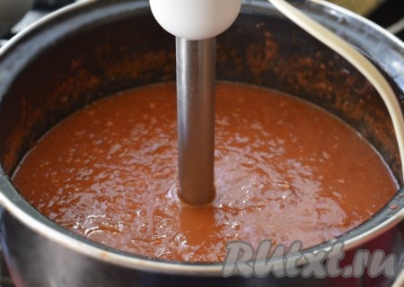 Удалить специи при помощи шумовки или просто вынуть тканевый мешочек. Пробить массу погружным блендером.
