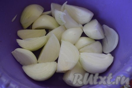 Лук очистить и разрезать на 4 части.
