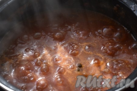 Варить домашний кетчуп на маленьком огне до тех пор, пока он не станет густым и лишняя влага не испарится, примерно, 20-30 минут, иногда помешивая.